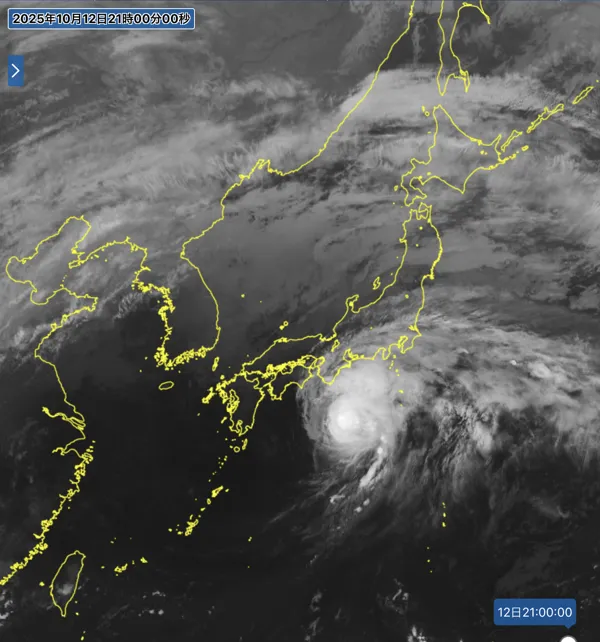 2025年10月12日21時の日本周辺の衛星赤外画像
