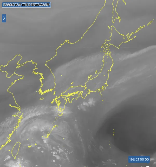 2025年10月19日21時の日本周辺の衛星水蒸気画像