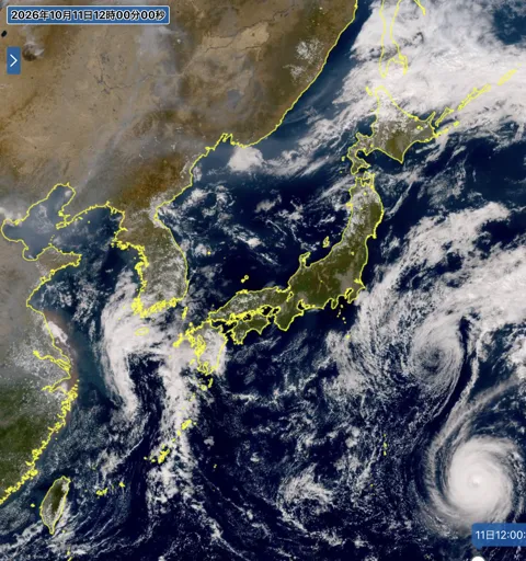 2026年10月11日12時の日本周辺の衛星可視画像