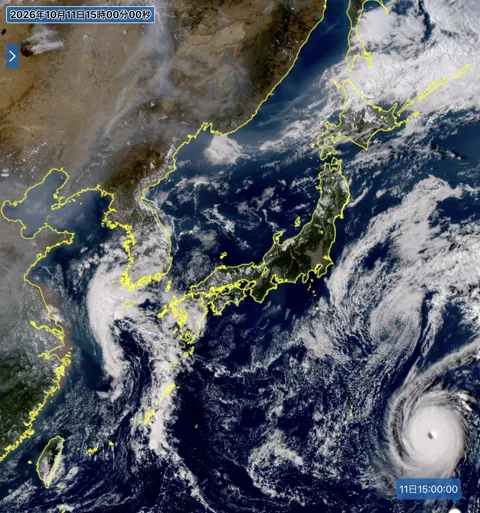 2026年10月11日15時の日本周辺の衛星可視画像