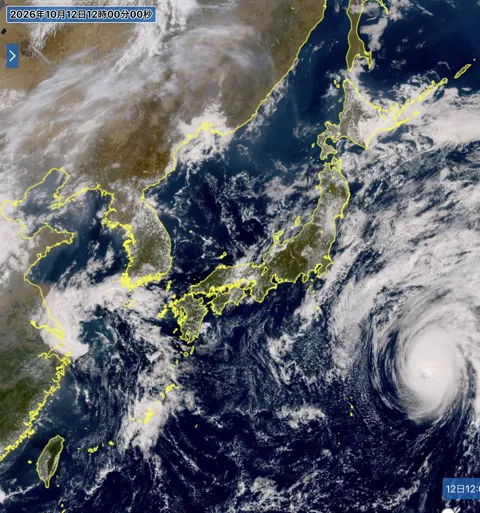 2026年10月12日12時の日本周辺の衛星可視画像