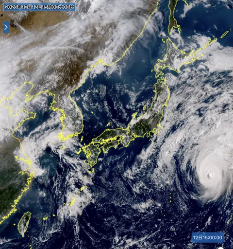 2026年10月12日15時の日本周辺の衛星可視画像