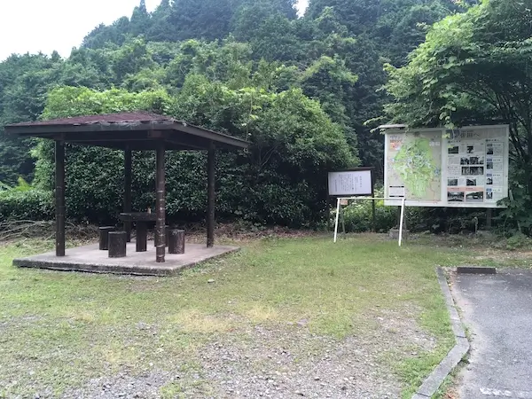 ベンチとバイクスタンドの写真