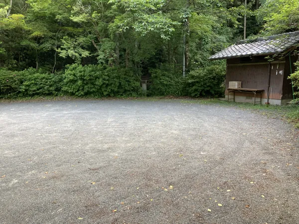 飯盛文殊堂手前の駐車スペースの写真
