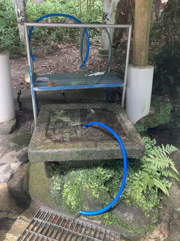 ホースを使って取水する写真