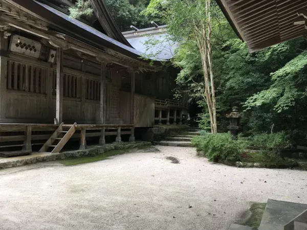 拝殿の横側の写真