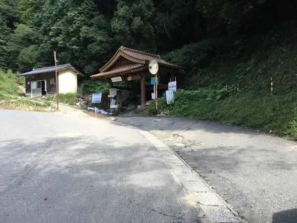 峠の岩清水遠景