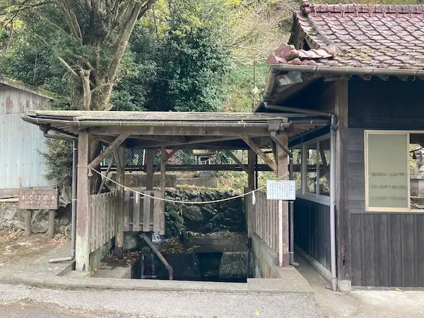 水汲み場と神社の間の池の写真