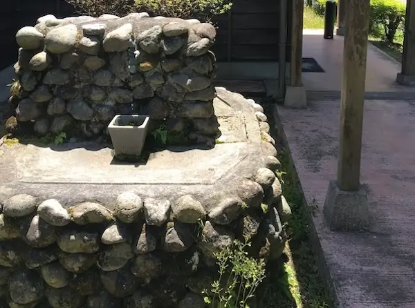鶏家の水汲み場の写真