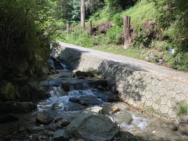 水掛地蔵の手前を流れる川